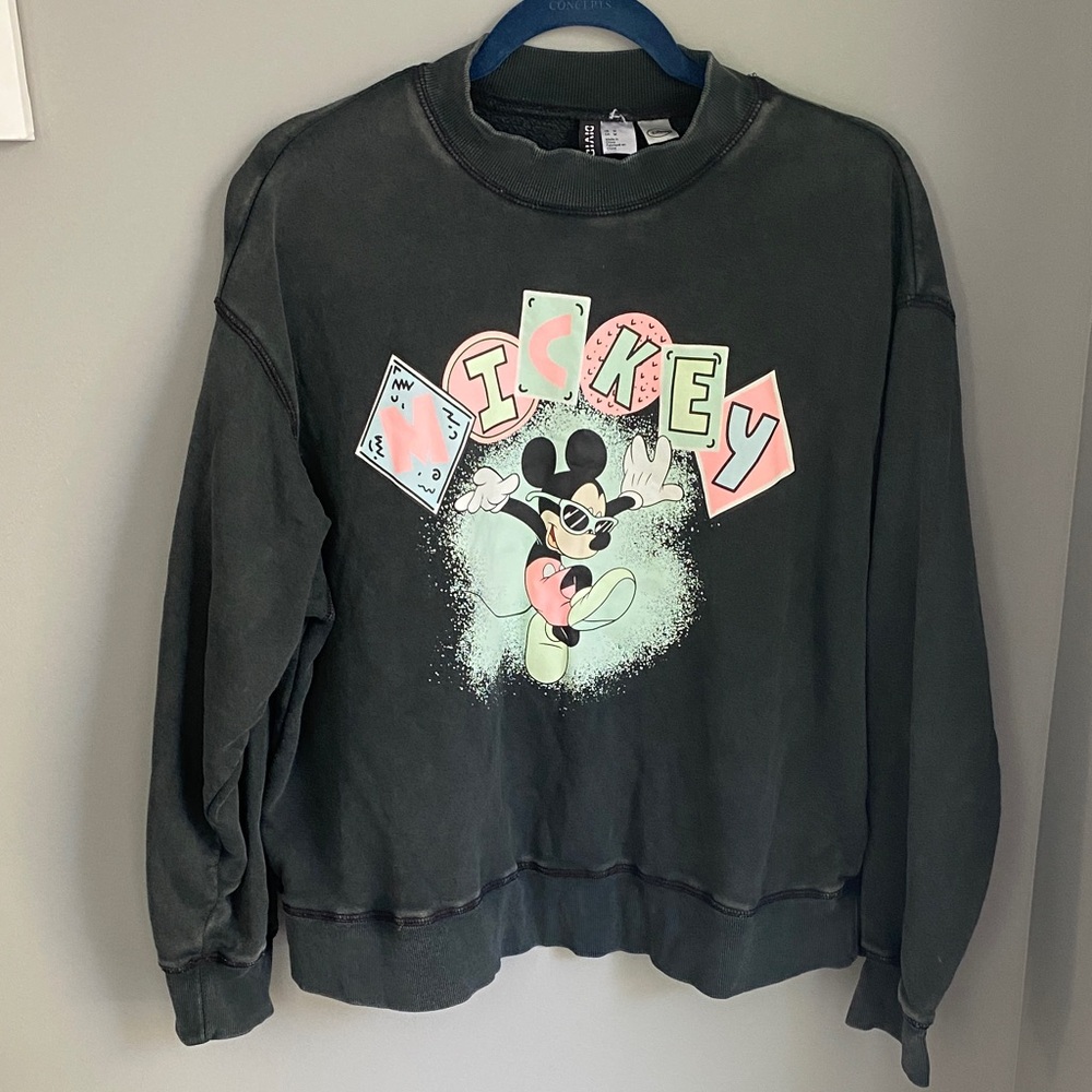 079. H&M divided Mickey Mouse Graphic Sweatshirt